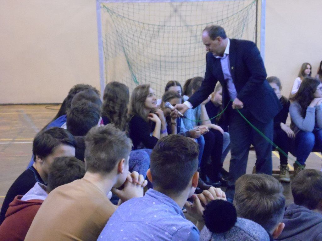 SPORTOWY OKRĄGŁY STÓŁ