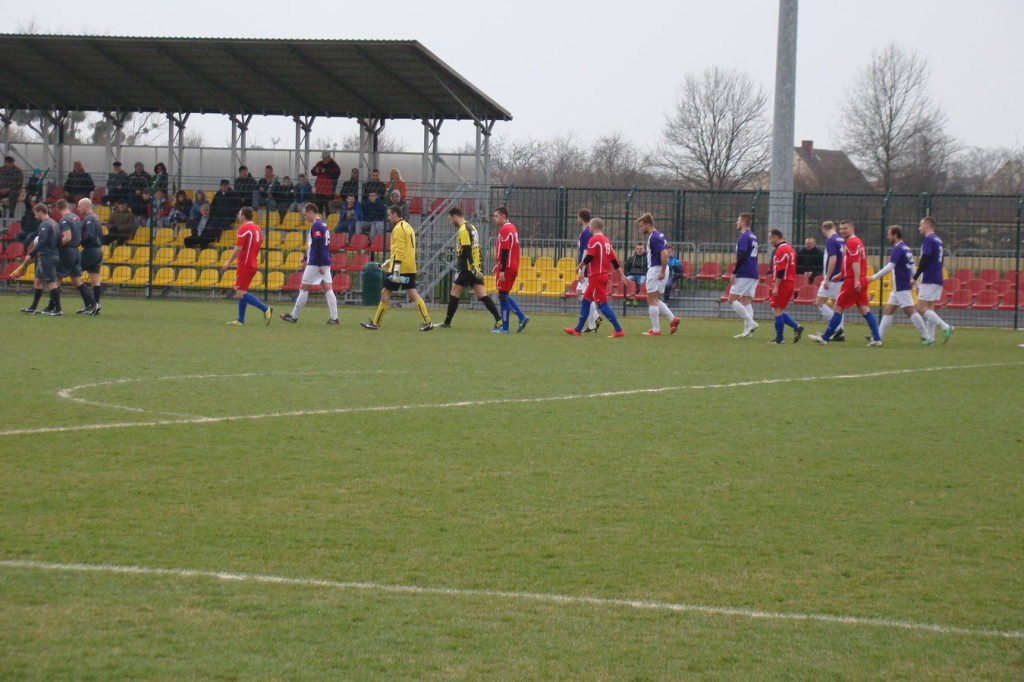PIŁKA NOŻNA - OKRĘGÓWKA, GR. II  Cztery minuty zdecydowały o derbach