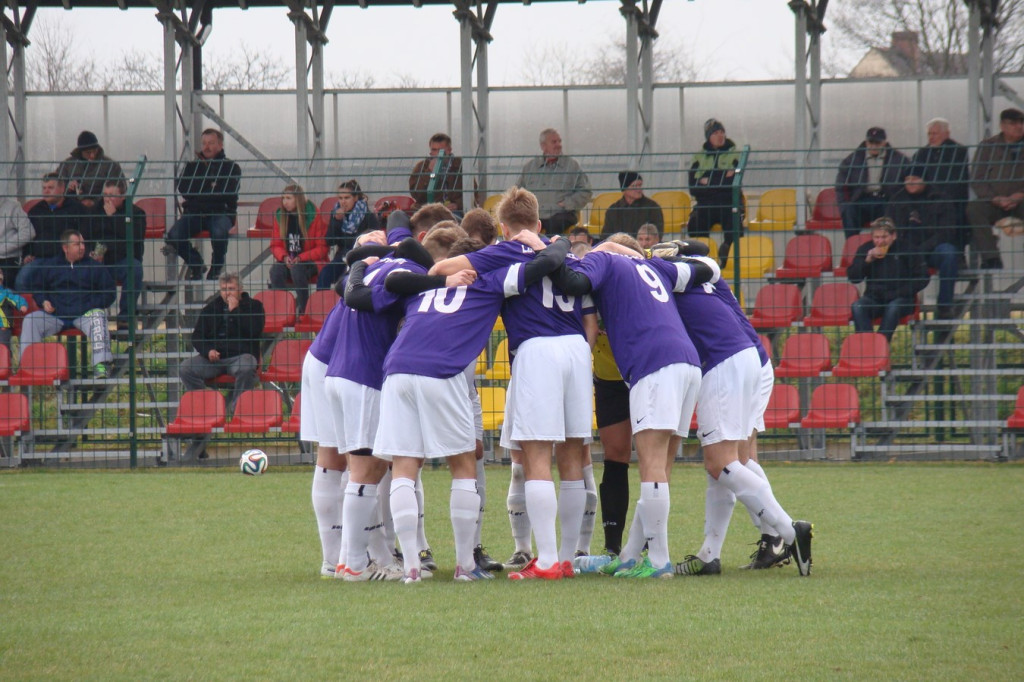 PIŁKA NOŻNA - OKRĘGÓWKA, GR. II  Cztery minuty zdecydowały o derbach