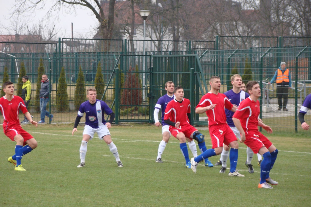 PIŁKA NOŻNA - OKRĘGÓWKA, GR. II  Cztery minuty zdecydowały o derbach