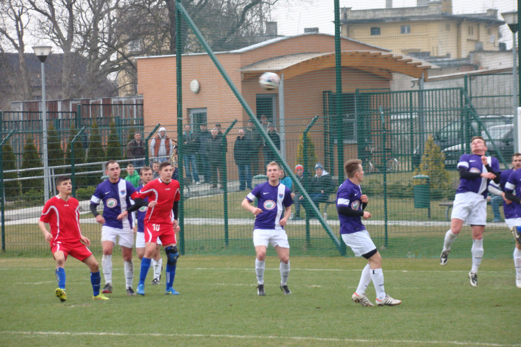 PIŁKA NOŻNA - OKRĘGÓWKA, GR. II  Cztery minuty zdecydowały o derbach