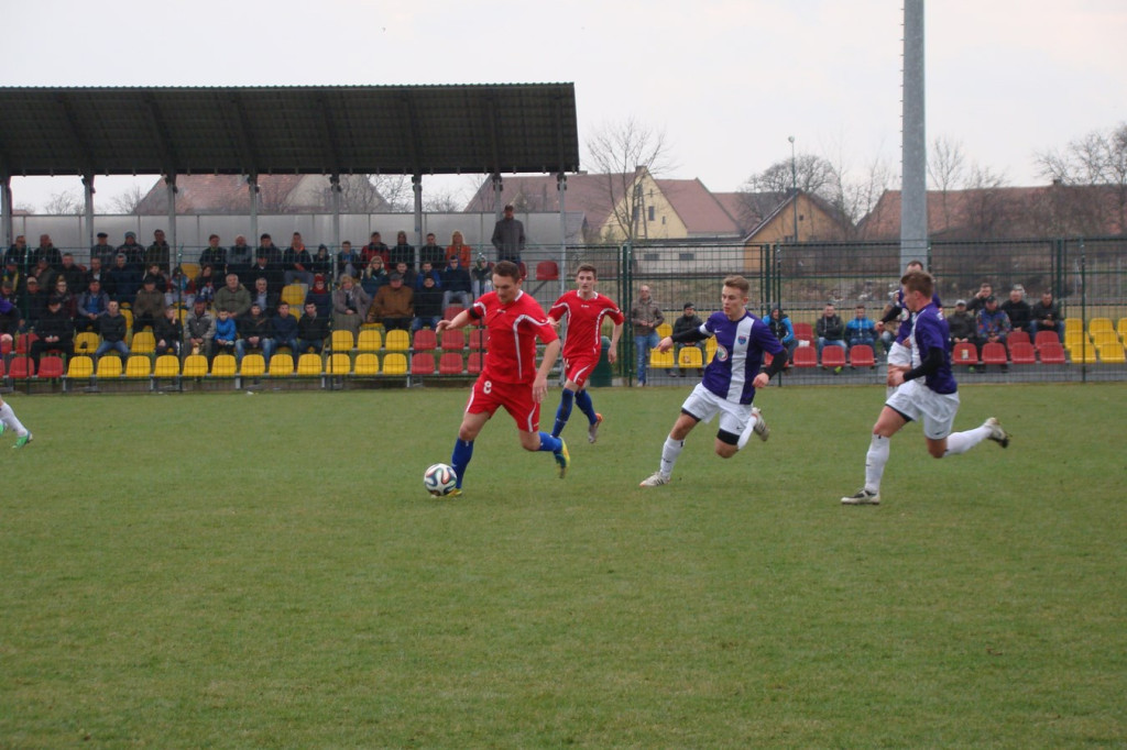 PIŁKA NOŻNA - OKRĘGÓWKA, GR. II  Cztery minuty zdecydowały o derbach
