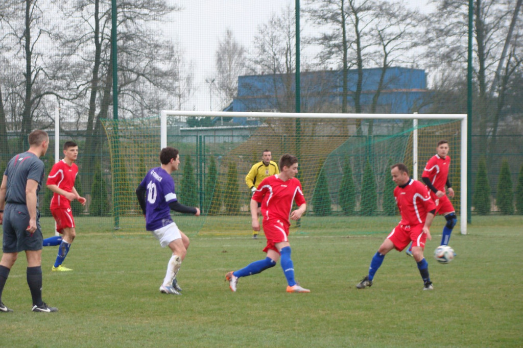 PIŁKA NOŻNA - OKRĘGÓWKA, GR. II  Cztery minuty zdecydowały o derbach