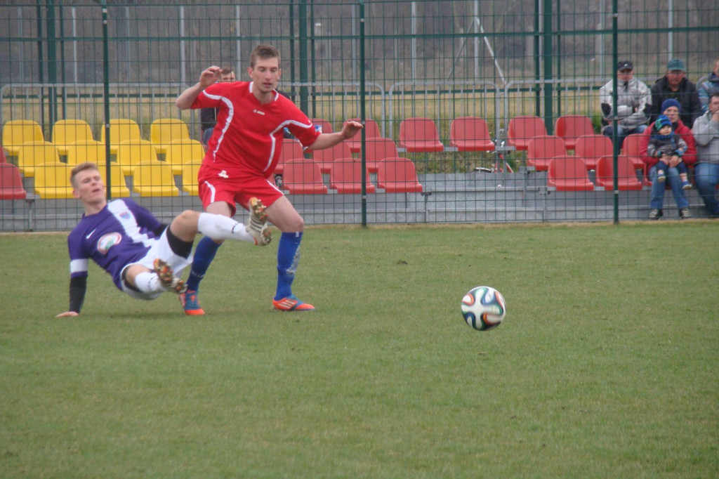 PIŁKA NOŻNA - OKRĘGÓWKA, GR. II  Cztery minuty zdecydowały o derbach