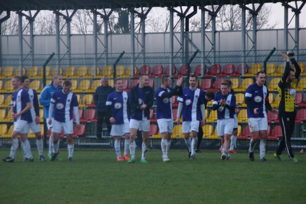 PIŁKA NOŻNA - OKRĘGÓWKA, GR. II  Cztery minuty zdecydowały o derbach