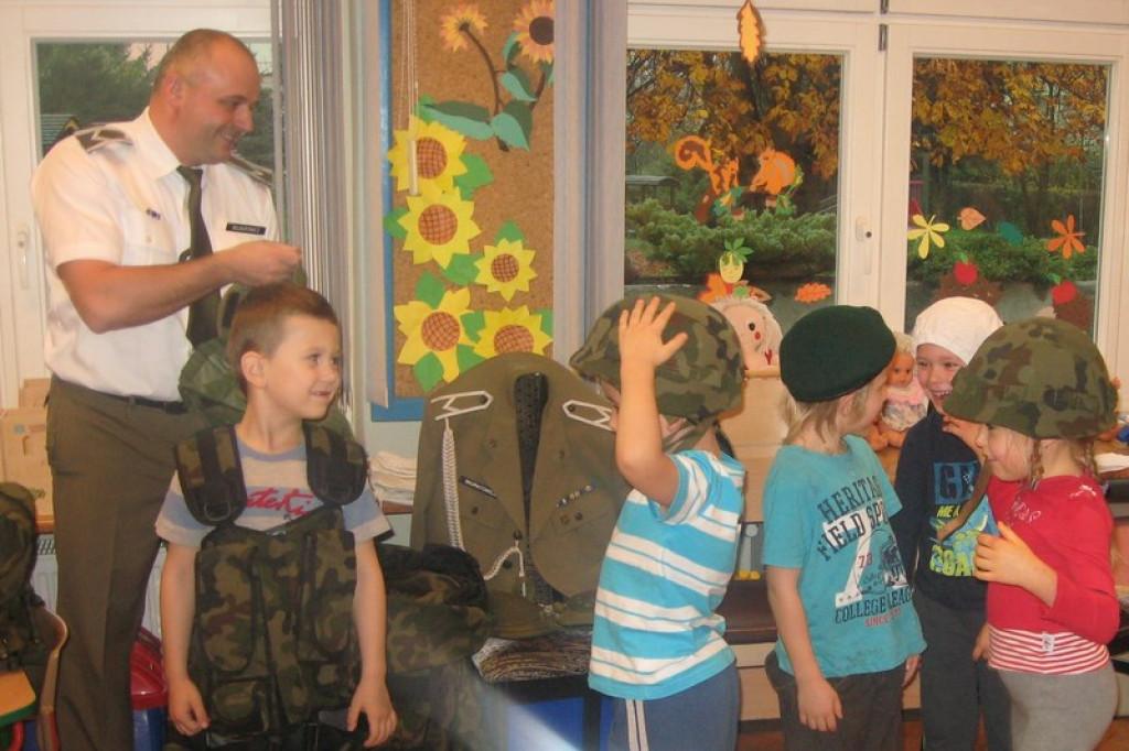 Dzieci z przedszkola poznają zawody