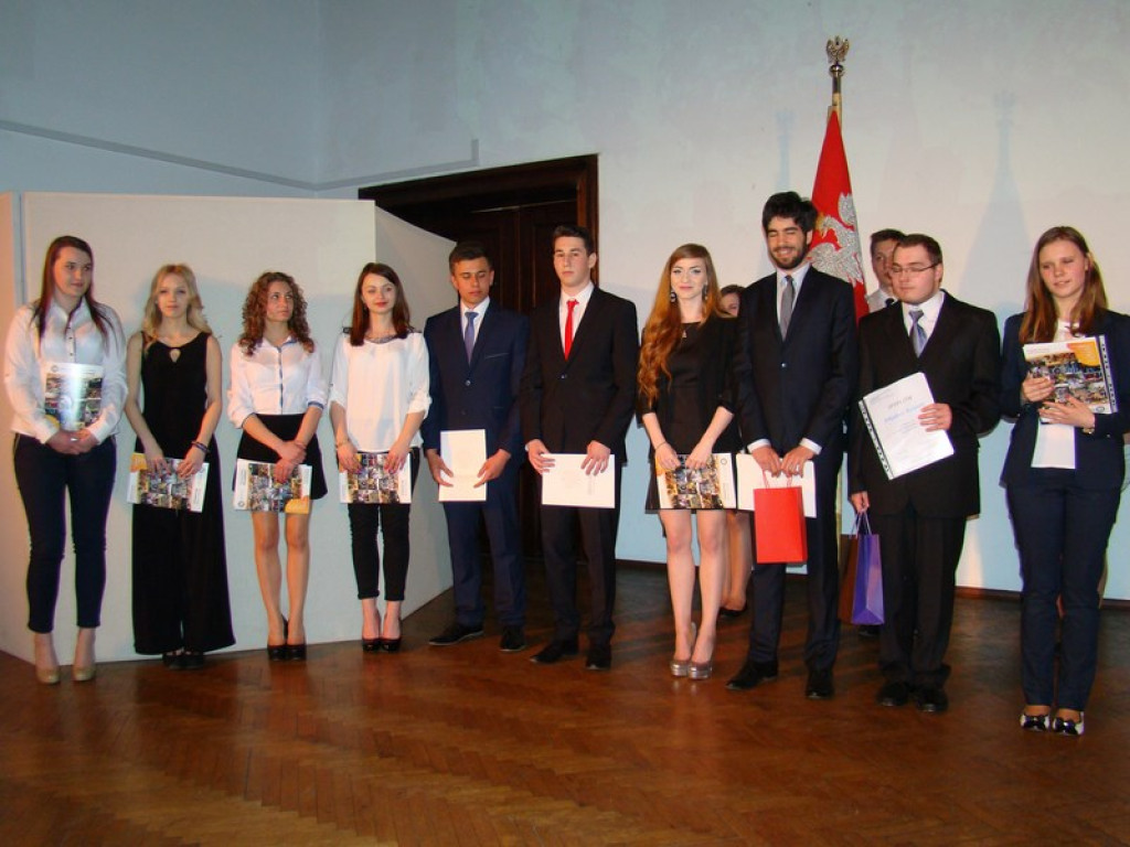 Uroczystość zakończenia roku w brzeskich szkołach średnich [FOTORELACJA]