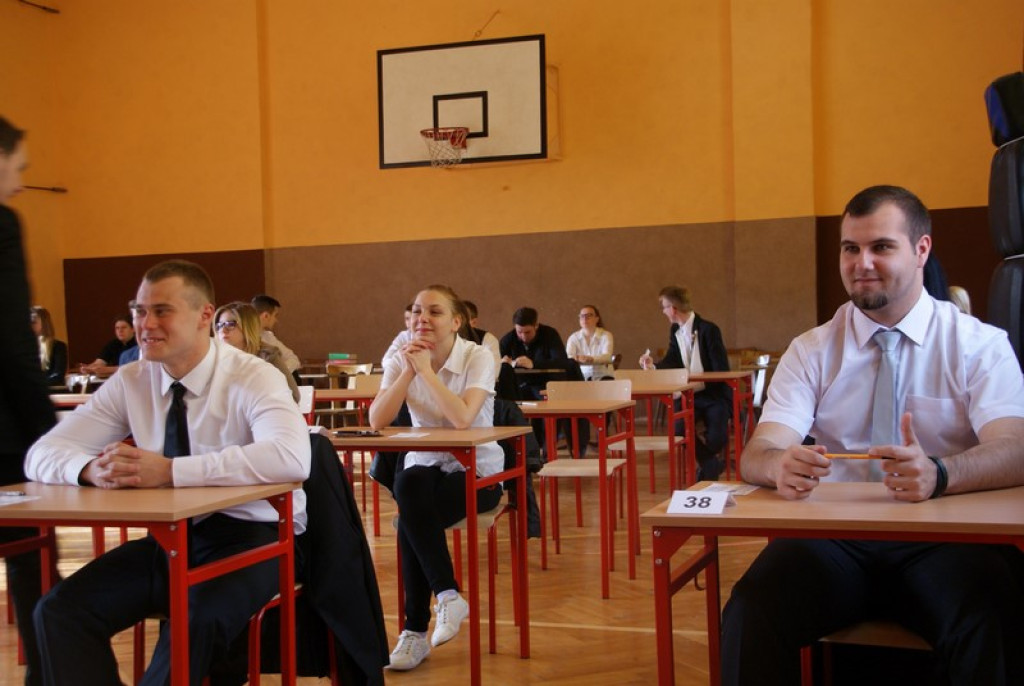 Matura 2015. Uczniowie rozpoczęli egzamin z języka polskiego