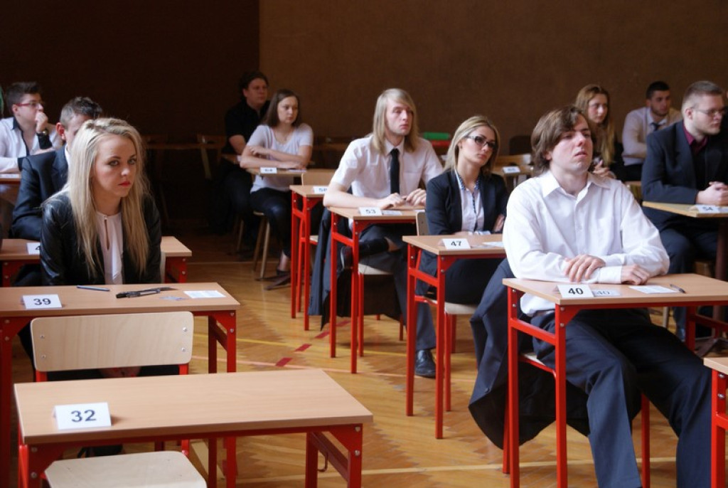 Matura 2015. Uczniowie rozpoczęli egzamin z języka polskiego