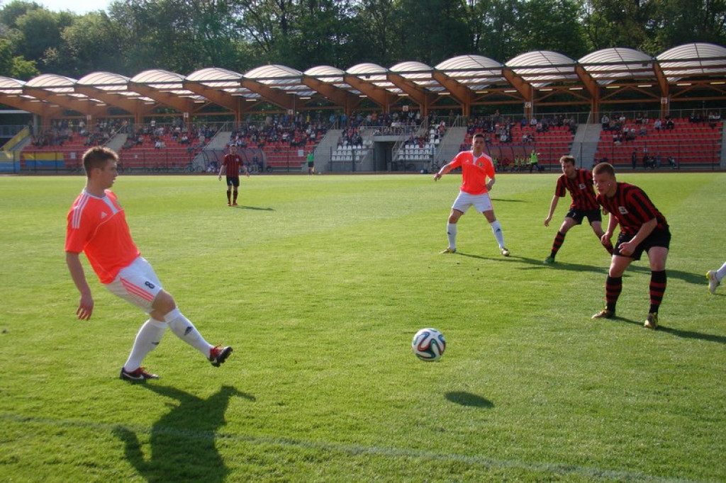 Stal - Namysłów, zacięty mecz, głośny doping kibiców