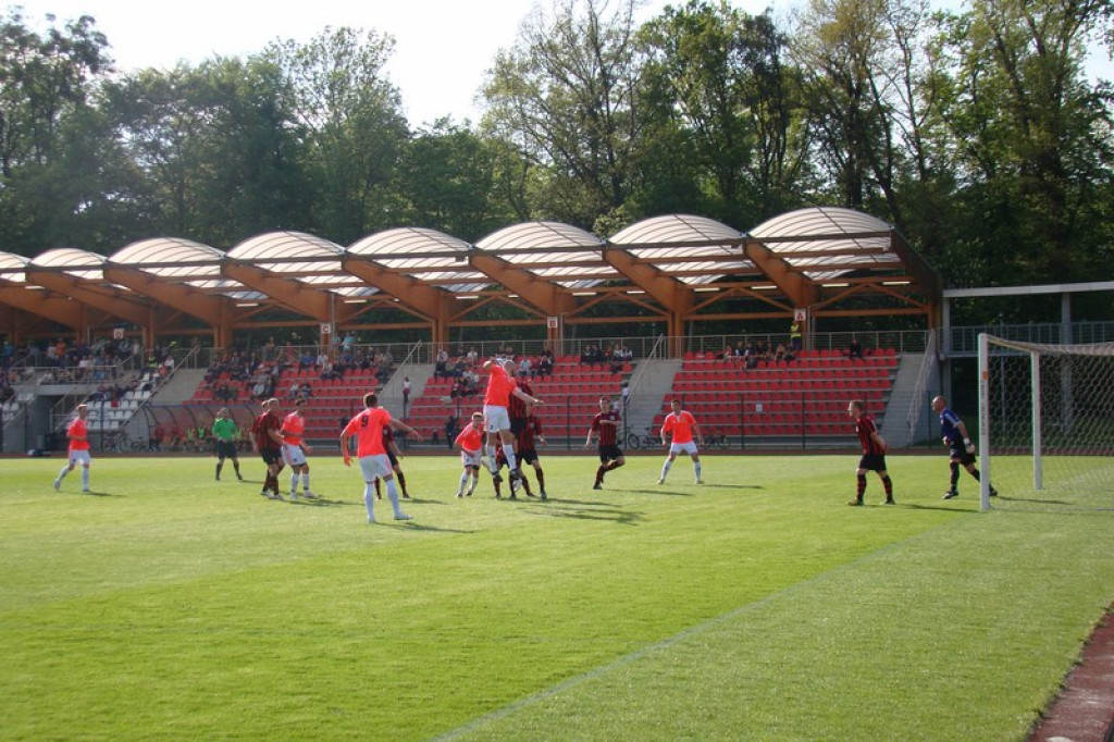 Stal - Namysłów, zacięty mecz, głośny doping kibiców