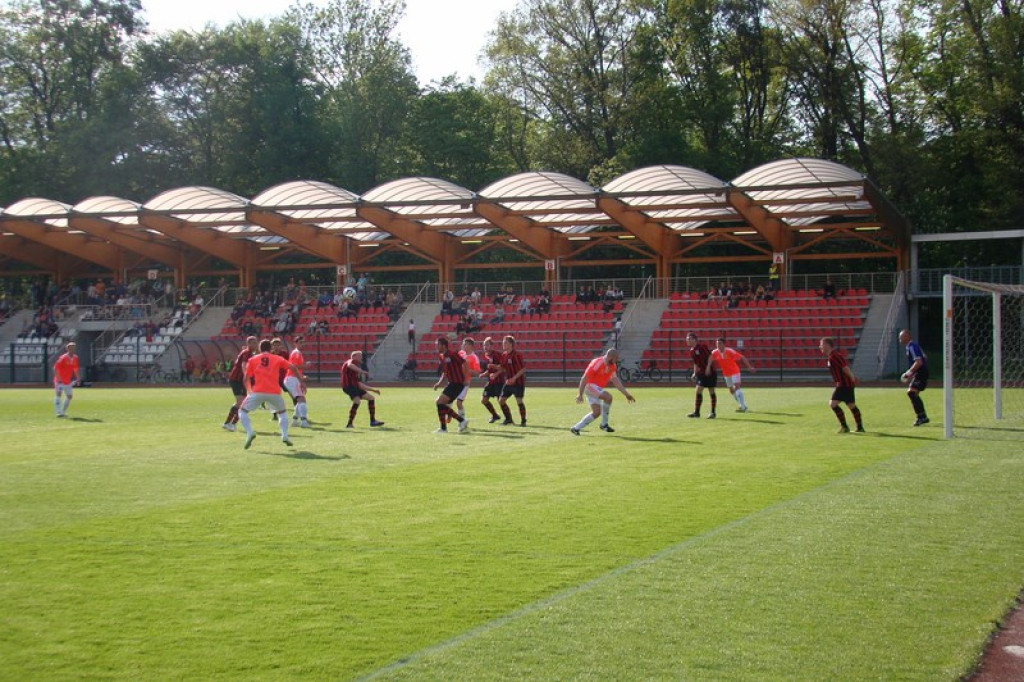 Stal - Namysłów, zacięty mecz, głośny doping kibiców