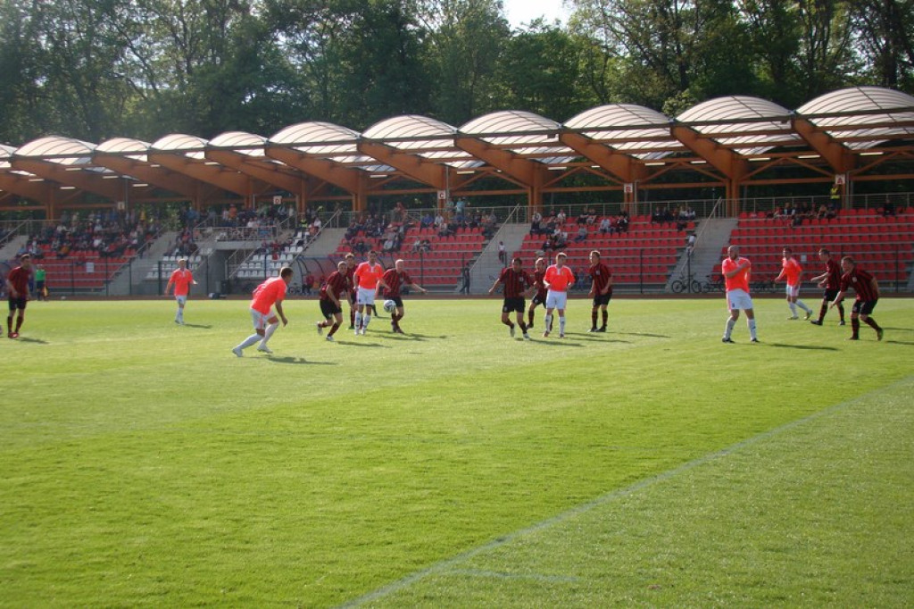 Stal - Namysłów, zacięty mecz, głośny doping kibiców