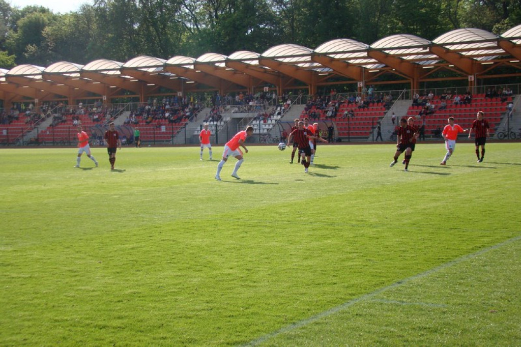 Stal - Namysłów, zacięty mecz, głośny doping kibiców