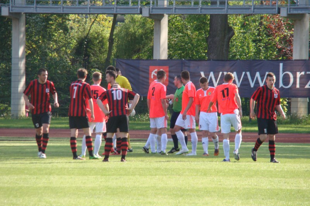 Stal - Namysłów, zacięty mecz, głośny doping kibiców