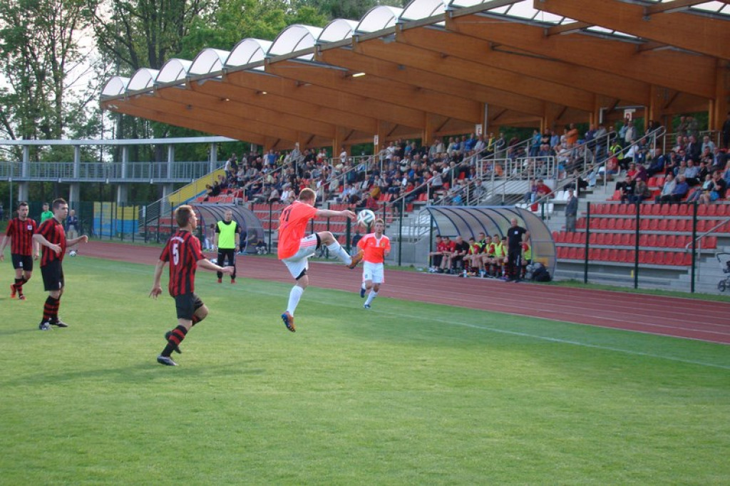 Stal - Namysłów, zacięty mecz, głośny doping kibiców