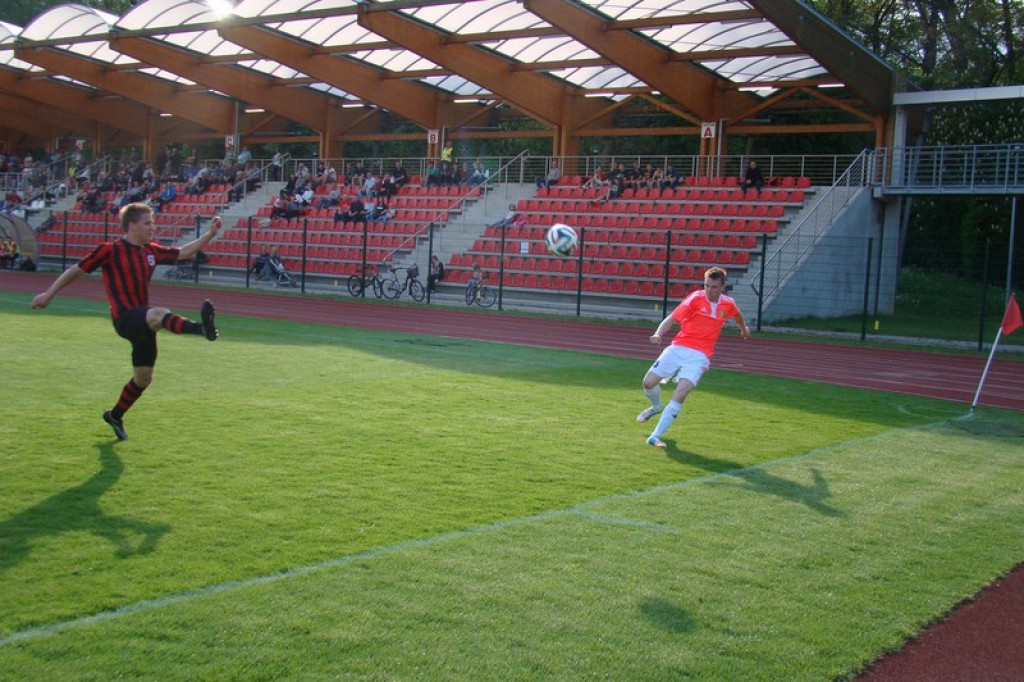 Stal - Namysłów, zacięty mecz, głośny doping kibiców