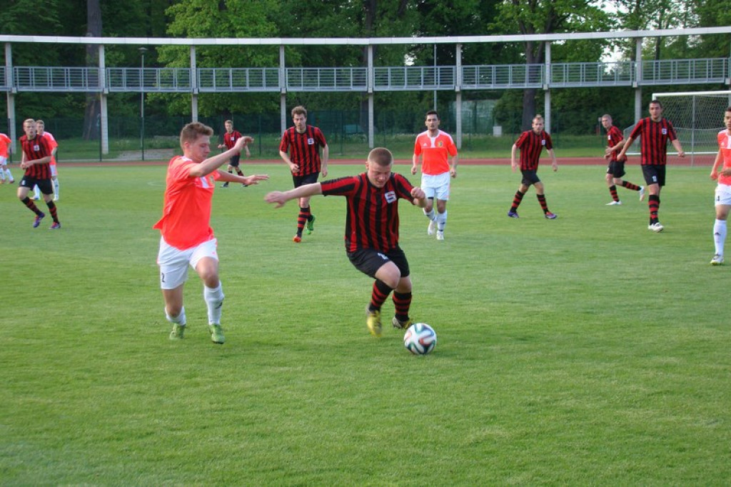 Stal - Namysłów, zacięty mecz, głośny doping kibiców