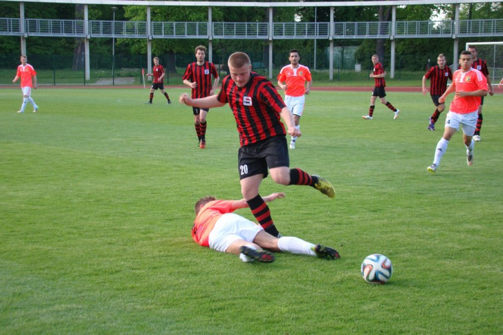 Stal - Namysłów, zacięty mecz, głośny doping kibiców