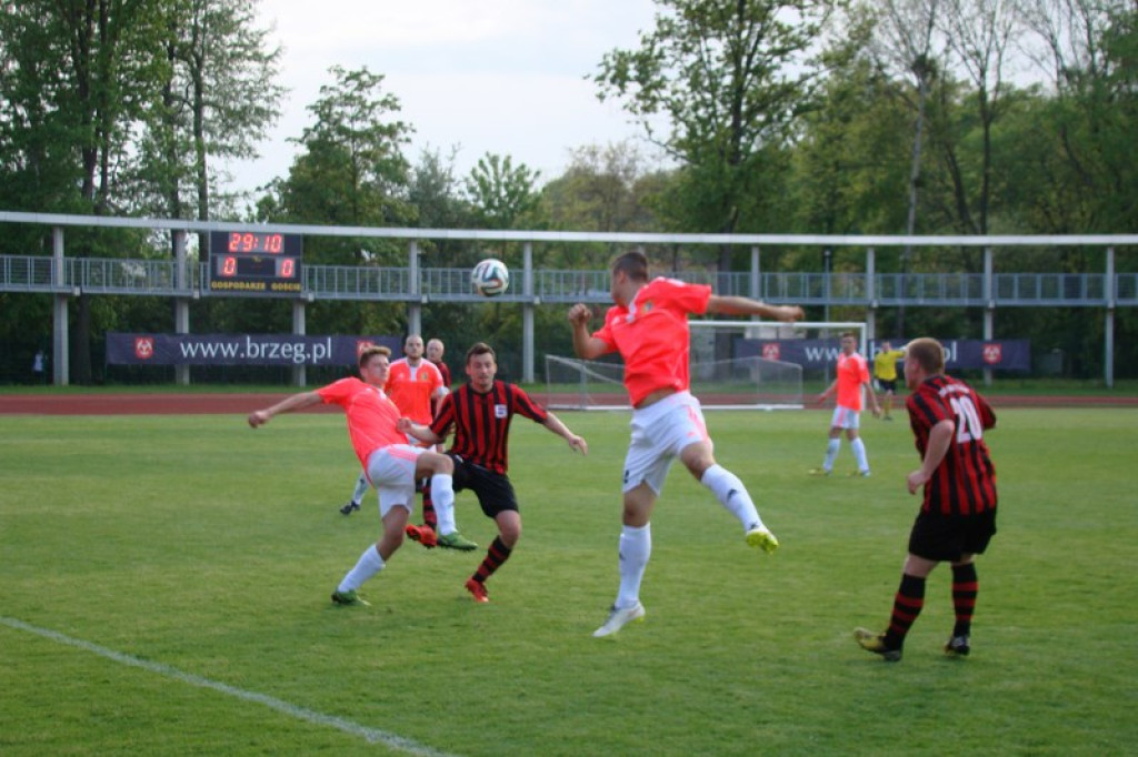 Stal - Namysłów, zacięty mecz, głośny doping kibiców