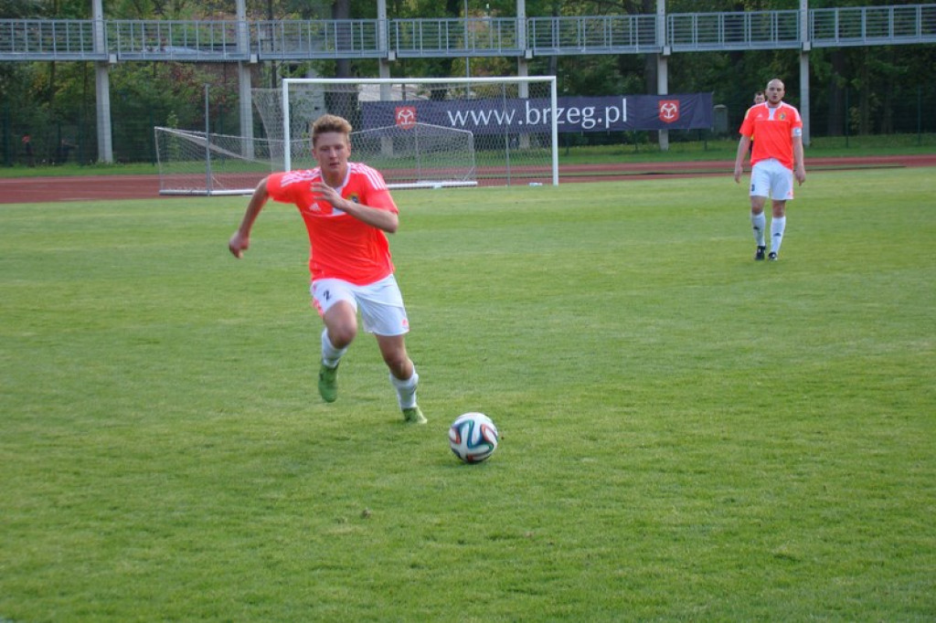 Stal - Namysłów, zacięty mecz, głośny doping kibiców