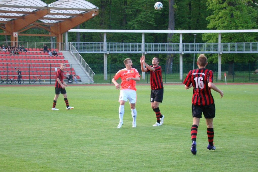 Stal - Namysłów, zacięty mecz, głośny doping kibiców