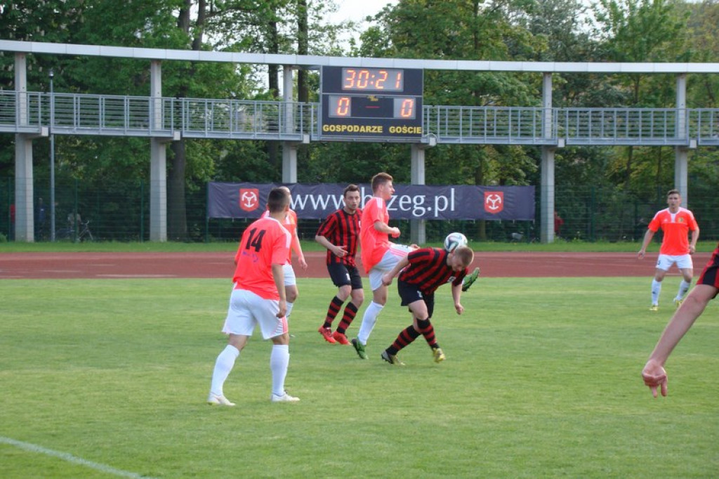 Stal - Namysłów, zacięty mecz, głośny doping kibiców