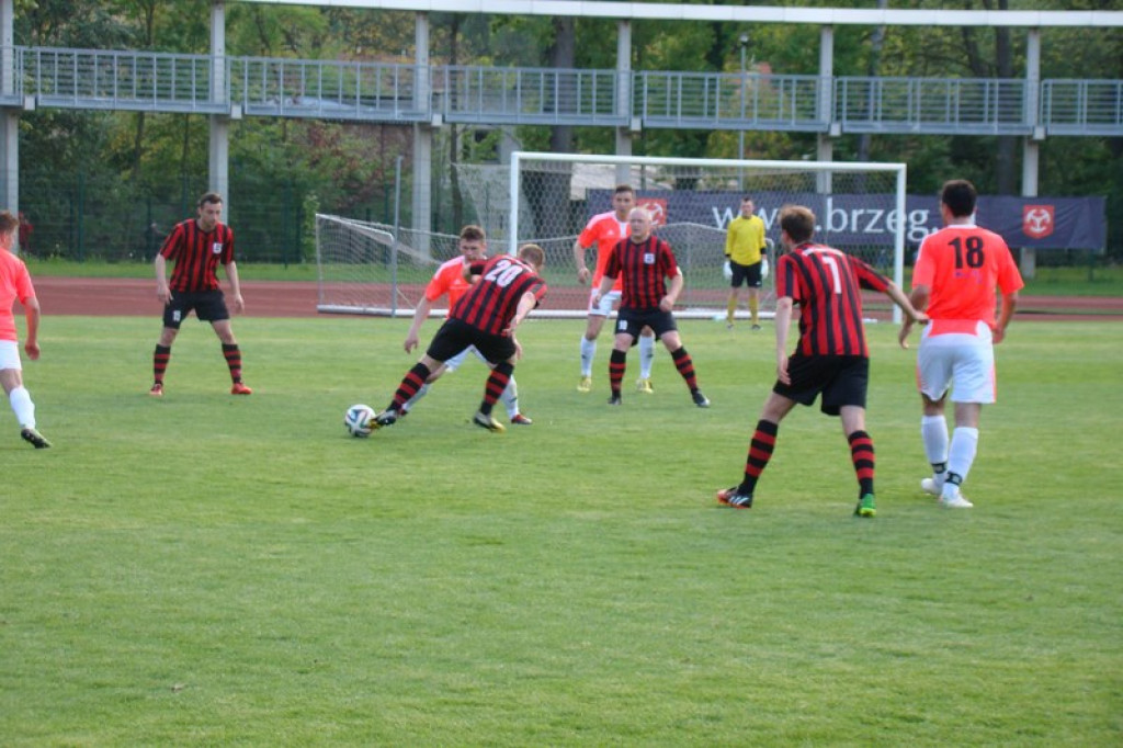 Stal - Namysłów, zacięty mecz, głośny doping kibiców