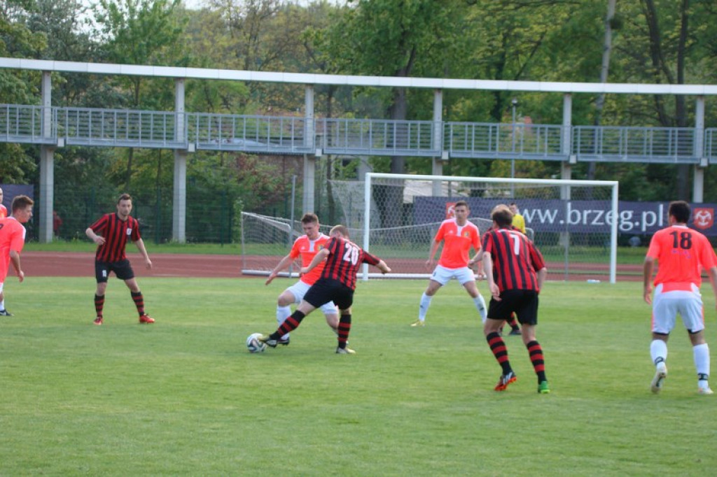 Stal - Namysłów, zacięty mecz, głośny doping kibiców