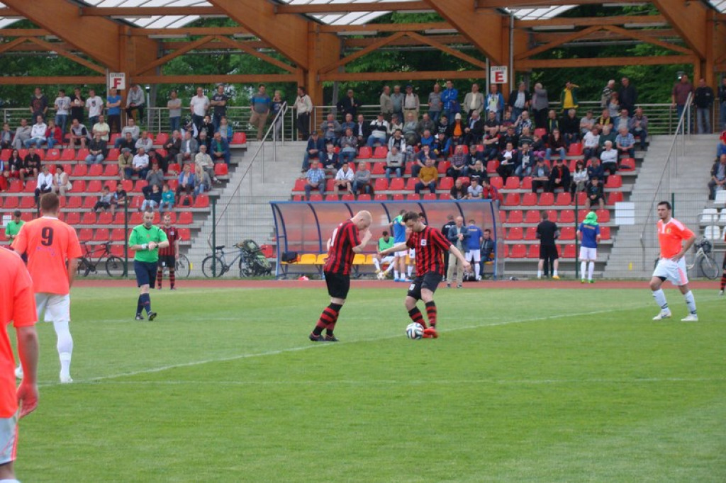 Stal - Namysłów, zacięty mecz, głośny doping kibiców