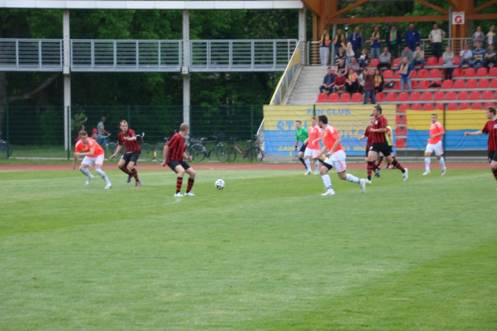 Stal - Namysłów, zacięty mecz, głośny doping kibiców