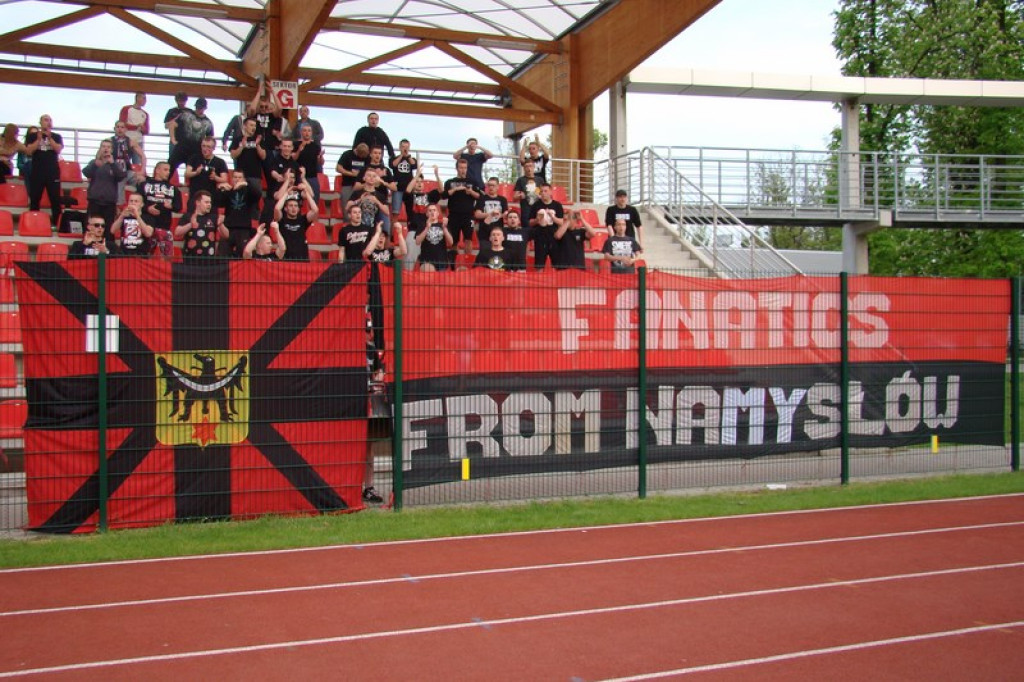 Stal - Namysłów, zacięty mecz, głośny doping kibiców