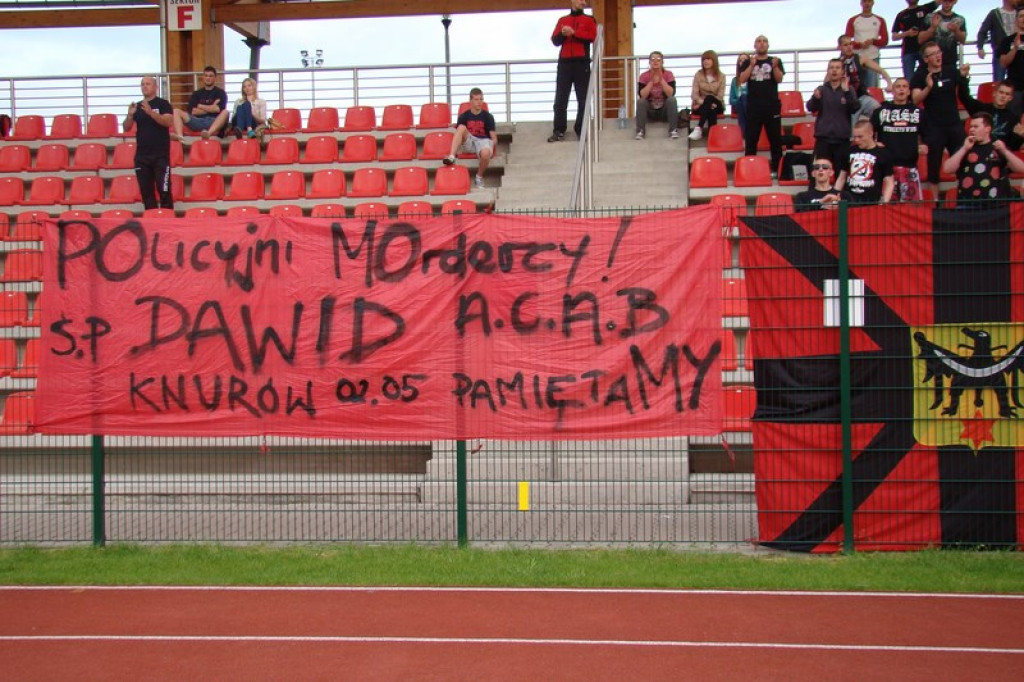 Stal - Namysłów, zacięty mecz, głośny doping kibiców