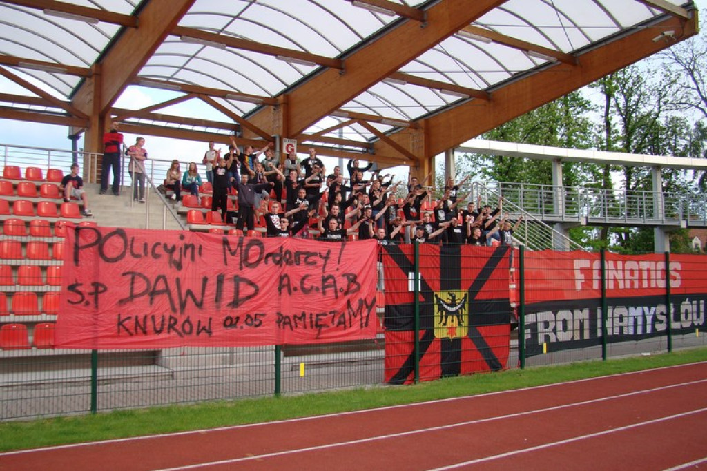 Stal - Namysłów, zacięty mecz, głośny doping kibiców