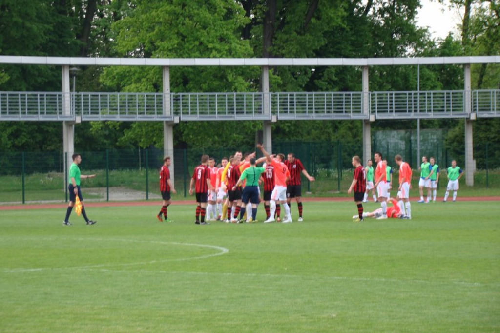 Stal - Namysłów, zacięty mecz, głośny doping kibiców