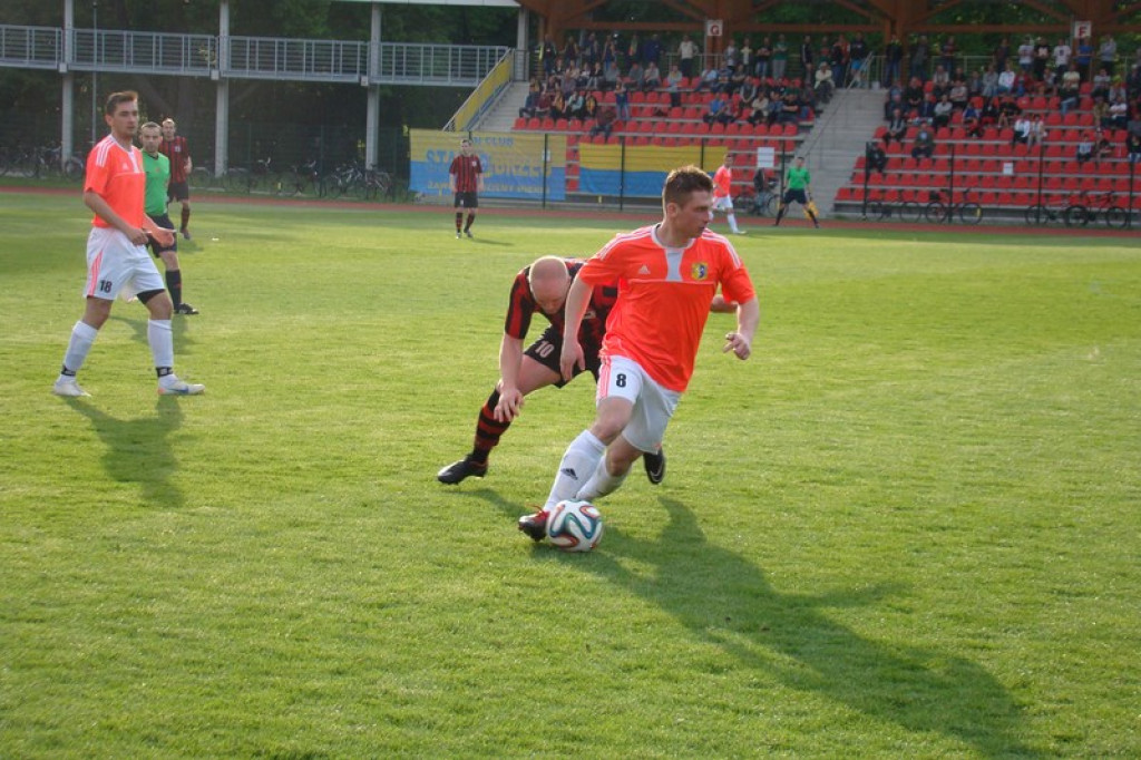 Stal - Namysłów, zacięty mecz, głośny doping kibiców