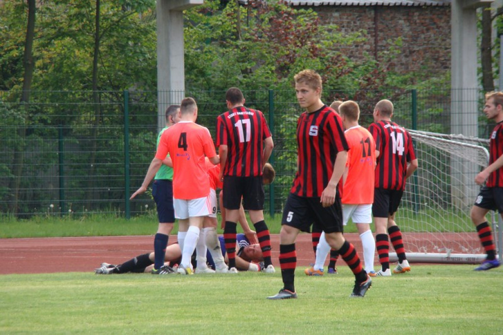 Stal - Namysłów, zacięty mecz, głośny doping kibiców