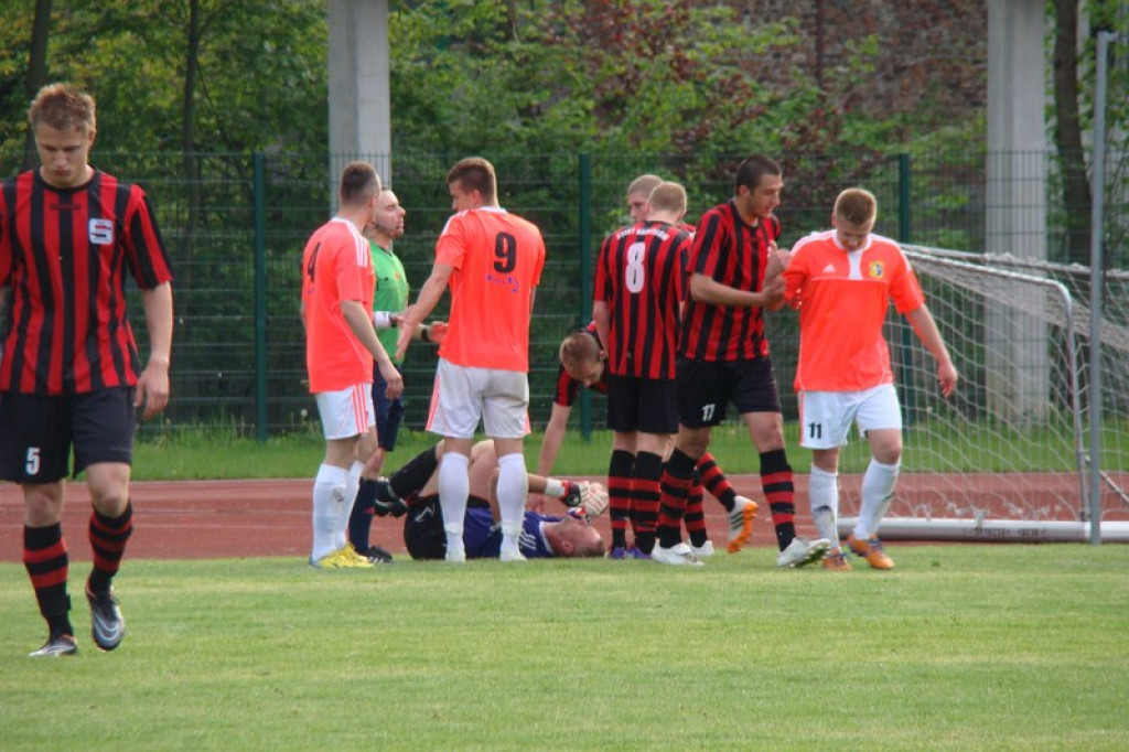 Stal - Namysłów, zacięty mecz, głośny doping kibiców