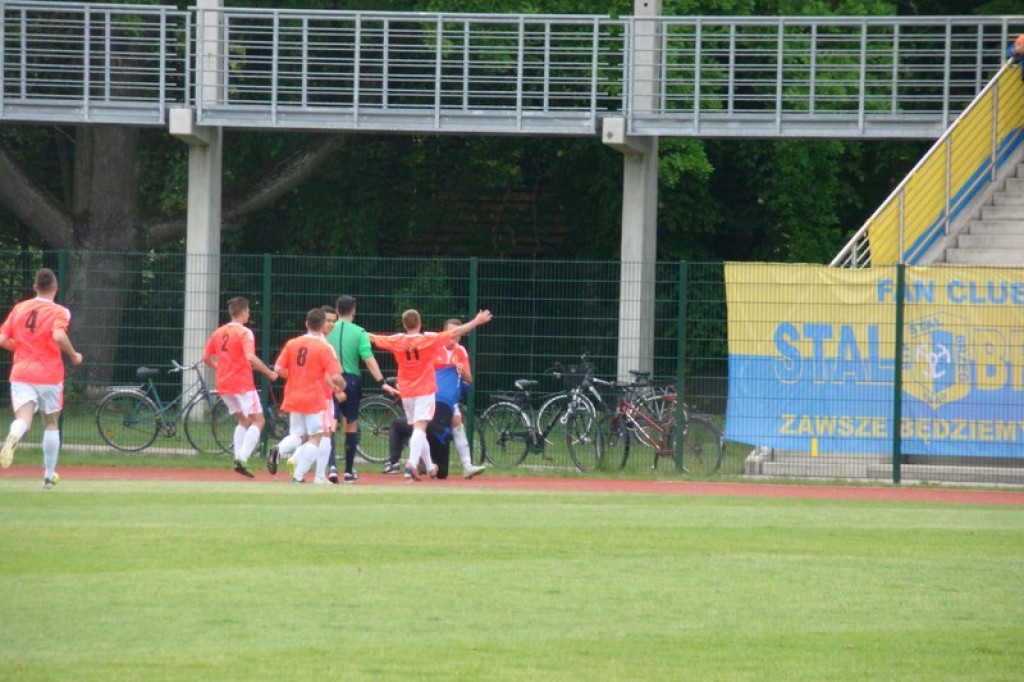 Stal - Namysłów, zacięty mecz, głośny doping kibiców