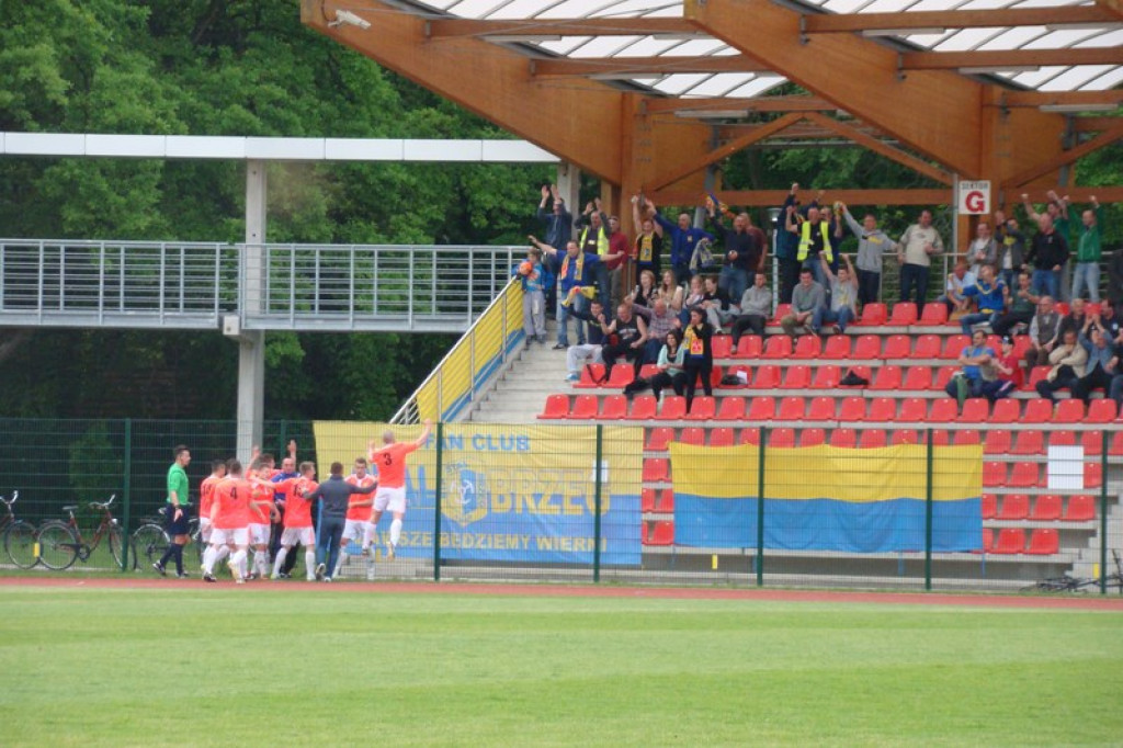 Stal - Namysłów, zacięty mecz, głośny doping kibiców