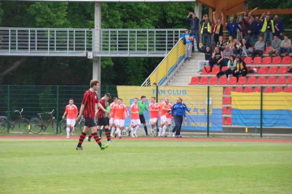 Stal - Namysłów, zacięty mecz, głośny doping kibiców