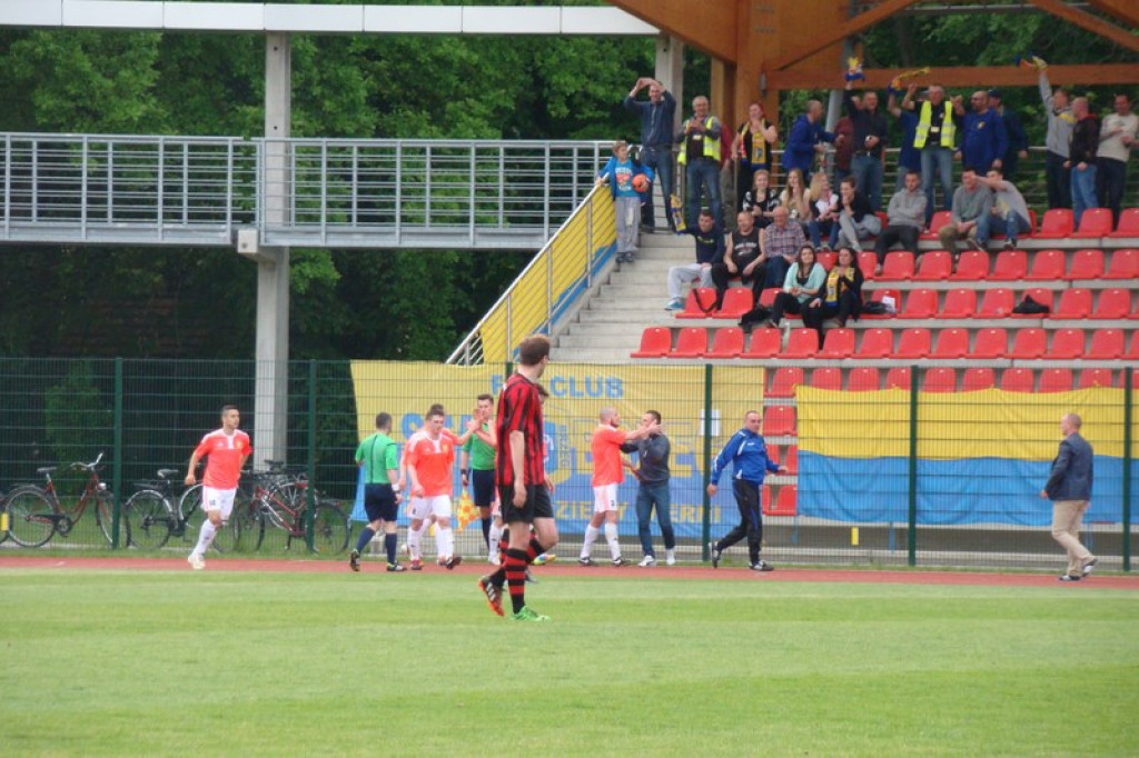 Stal - Namysłów, zacięty mecz, głośny doping kibiców