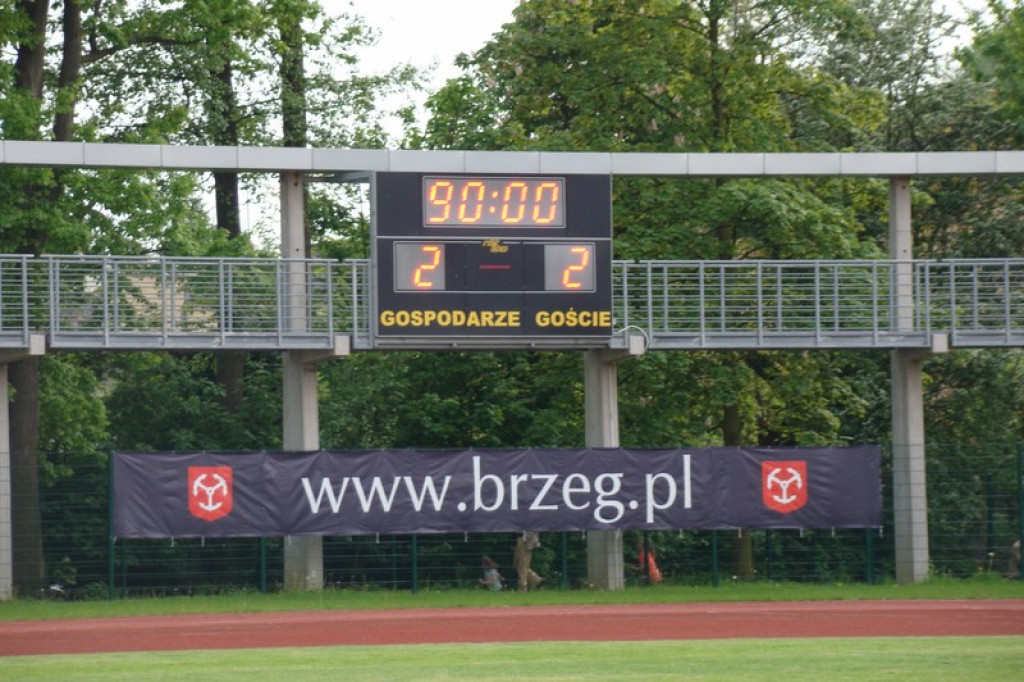 Stal - Namysłów, zacięty mecz, głośny doping kibiców