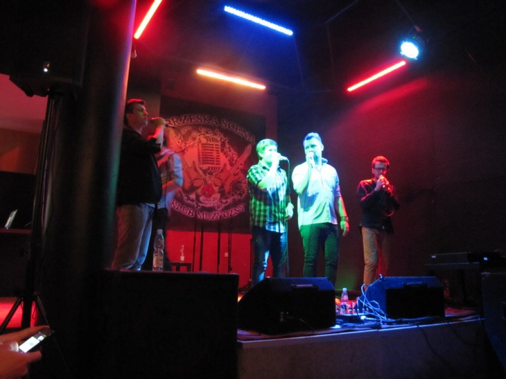 Shantażyści zacumowali do portu Brzeska Scena