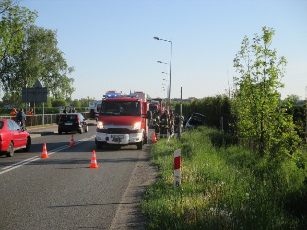 Pisarzowice: W słup i do rowu - kolizja na DK39