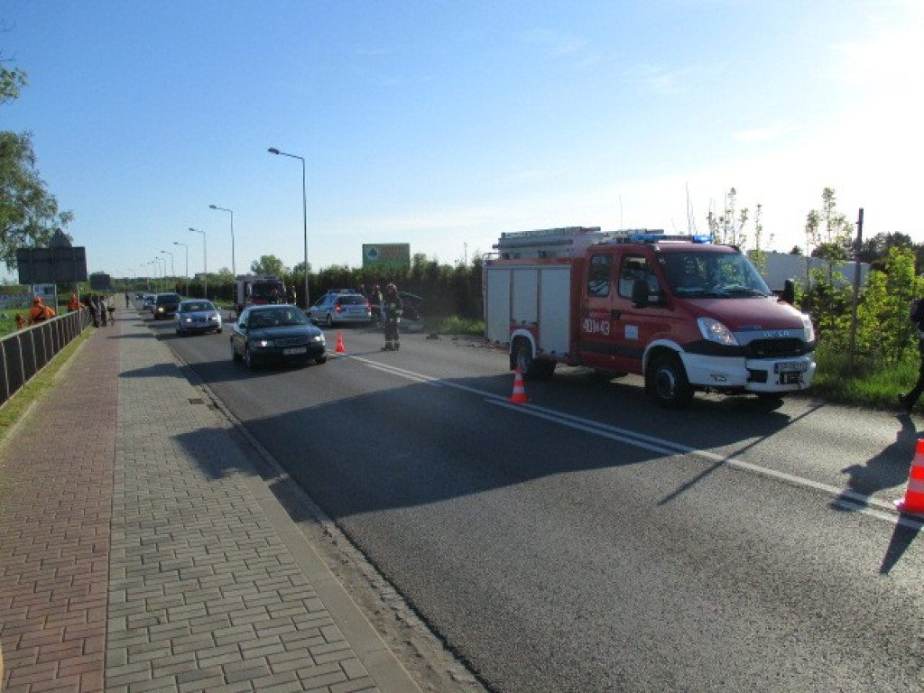 Pisarzowice: W słup i do rowu - kolizja na DK39