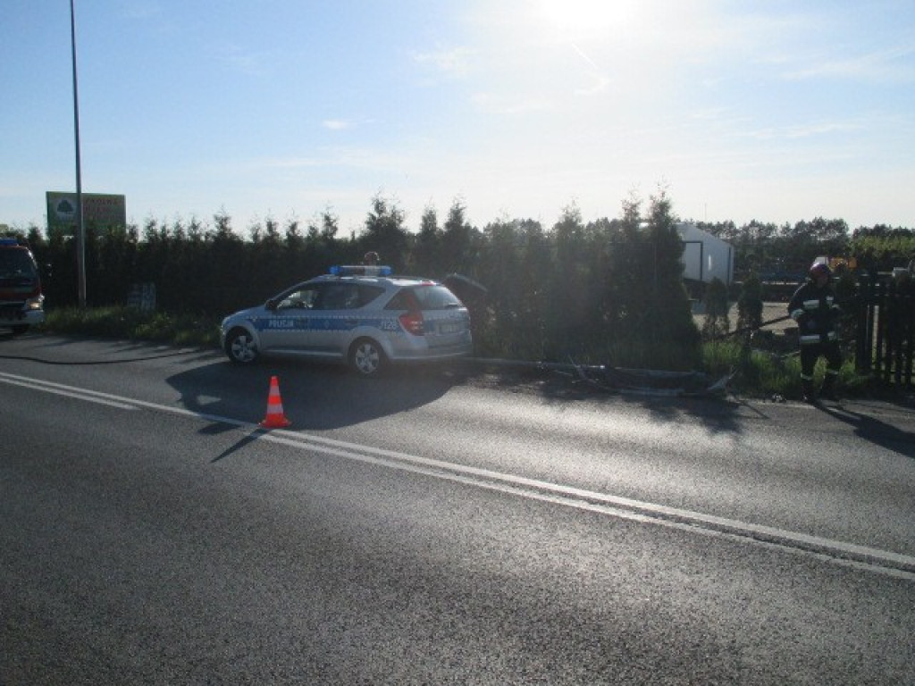 Pisarzowice: W słup i do rowu - kolizja na DK39