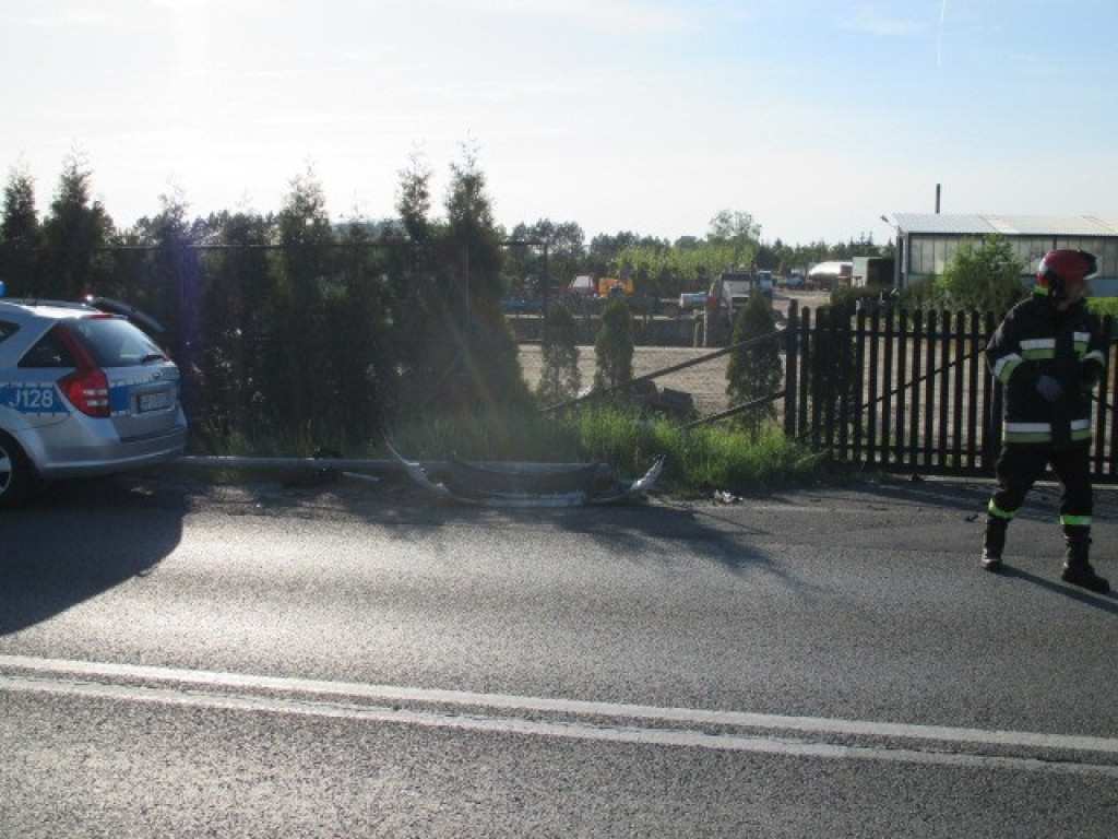 Pisarzowice: W słup i do rowu - kolizja na DK39