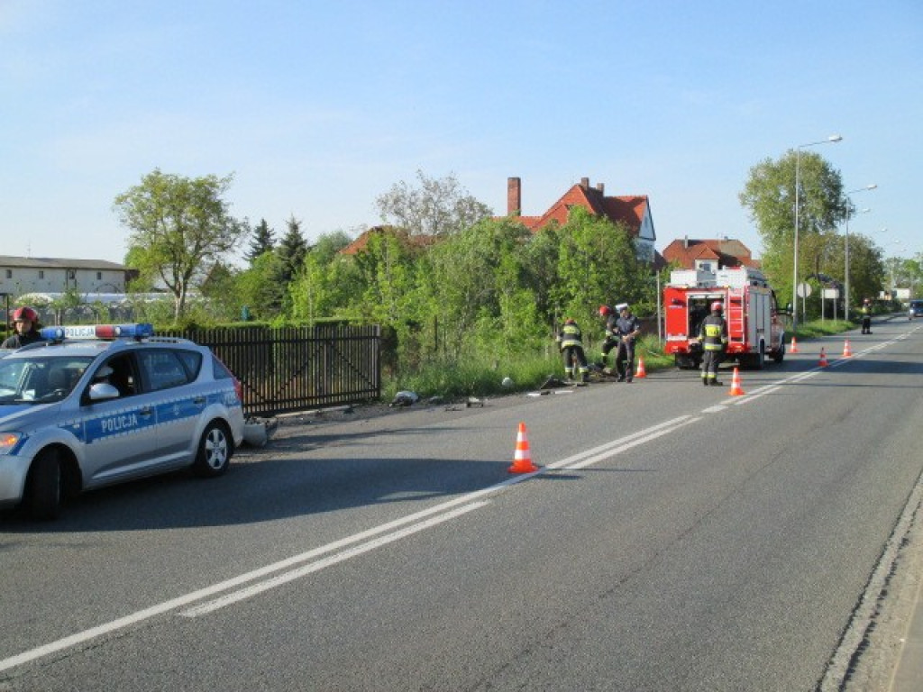 Pisarzowice: W słup i do rowu - kolizja na DK39