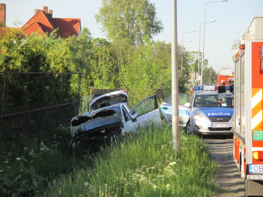 Pisarzowice: W słup i do rowu - kolizja na DK39